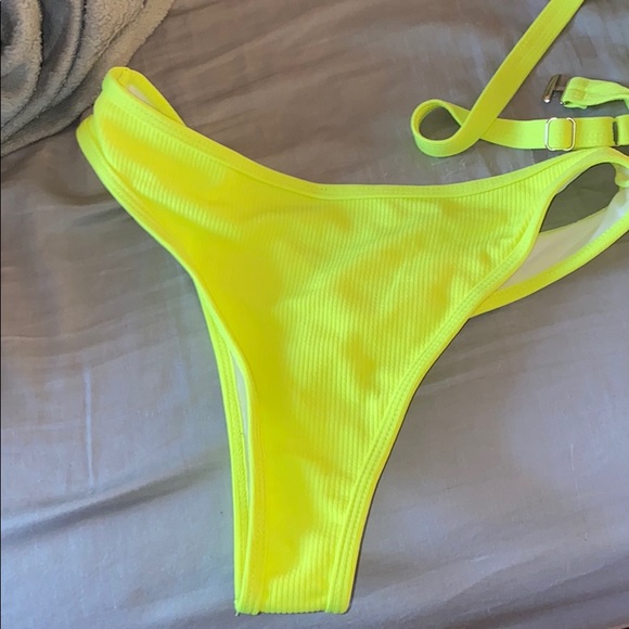 Bikini - Picture 2 of 4